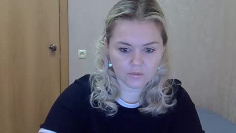 karennelsonx online show from April 7, 8:37 am