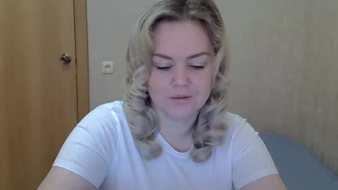 karennelsonx online show from April 18, 8:29 am