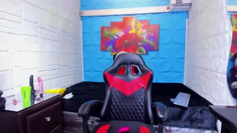 Snapshot of karinatompson chatting on December 4, 5:10 pm karinatompson online show from December 4, 5:10 pm