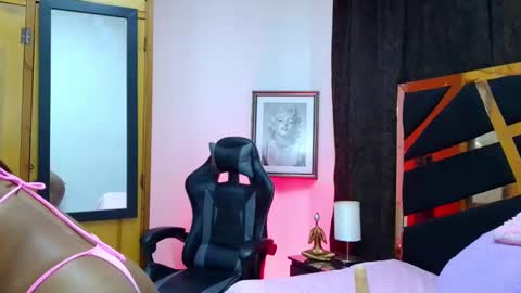 Snapshot of karol_adams_1 chatting on March 9, 7:01 am karol online show from March 9, 7:01 am