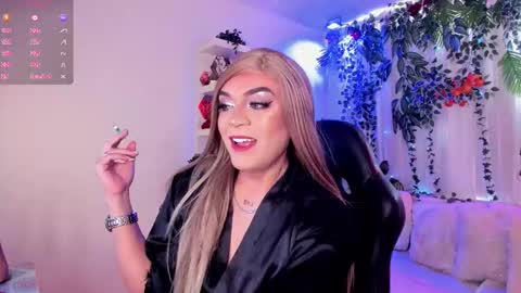 Snapshot of karol_elegance_ chatting on December 15, 1:15 pm karol online show from December 15, 1:15 pm