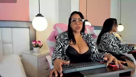 Snapshot of karolwest_ chatting on November 1, 12:40 pm karolwest_ online show from November 1, 12:40 pm