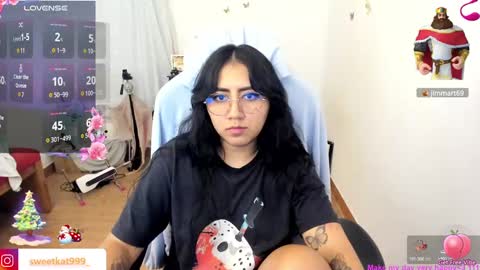 Snapshot of kat_ly_chan chatting on December 3, 7:11 pm Kat       online show from December 3, 7:11 pm