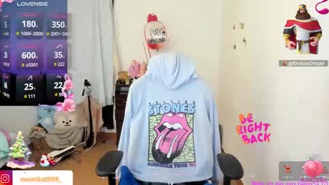 Snapshot of kat_ly_chan chatting on December 17, 12:01 am Kat       online show from December 17, 12:01 am