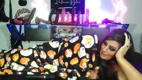 Snapshot of kat_n_bear chatting on November 7, 4:01 am Sexywifekat23 online show from November 7, 4:01 am