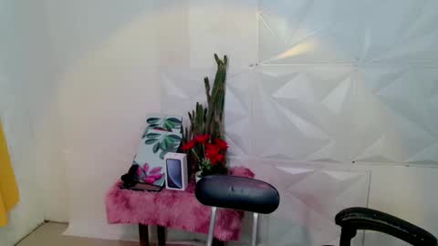 Snapshot of kate_romance chatting on December 19, 3:40 am Kate online show from December 19, 3:40 am