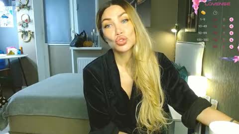 Snapshot of kate_space chatting on December 1, 4:17 am Therapist online show from December 1, 4:17 am