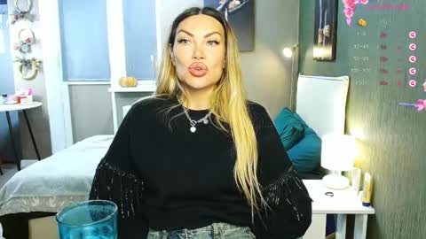 Snapshot of kate_space chatting on December 15, 11:20 pm Therapist online show from December 15, 11:20 pm