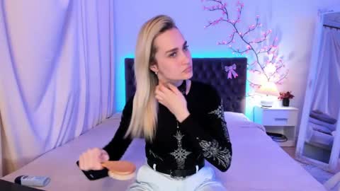 KateOwyns online show from April 7, 12:27 pm