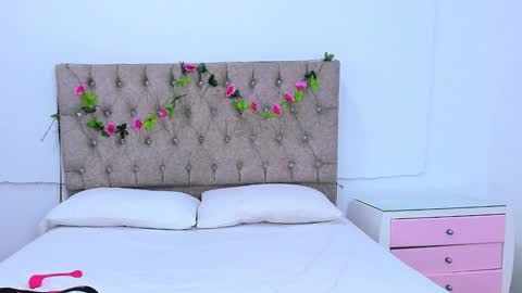 Snapshot of katey_curvy01 chatting on December 17, 12:49 am katey Curvy01 online show from December 17, 12:49 am