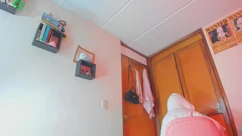 Snapshot of kathc_19 chatting on December 16, 7:04 am Katerine online show from December 16, 7:04 am