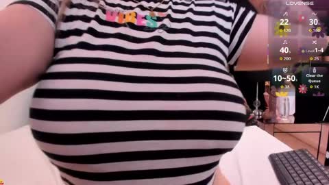 Snapshot of katherinn_gomezz chatting on April 28, 12:43 pm Katherin online show from April 28, 12:43 pm