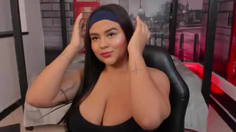 Snapshot of katia_bigboobs11 chatting on November 2, 9:22 am Katia online show from November 2, 9:22 am