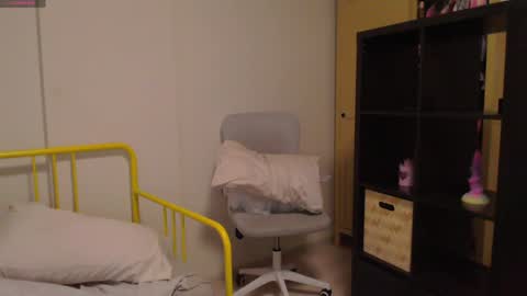 Snapshot of katie_deville chatting on December 2, 6:52 am Katie Deville online show from December 2, 6:52 am