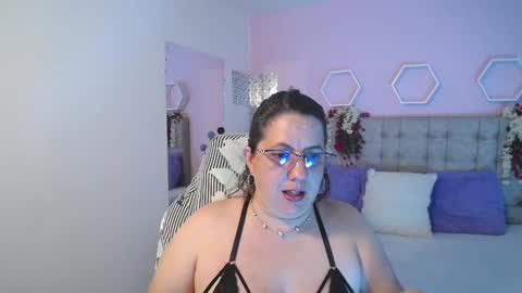 Snapshot of katie_joness chatting on December 15, 5:53 pm katerin Joness online show from December 15, 5:53 pm
