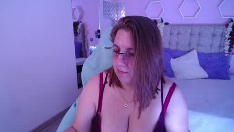 Snapshot of katie_joness chatting on December 30, 3:35 pm katerin Joness online show from December 30, 3:35 pm