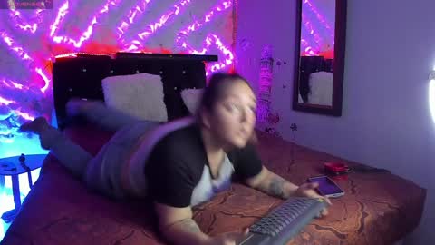 Snapshot of katieeandsharon chatting on December 10, 11:19 pm SHARON KATIEE online show from December 10, 11:19 pm