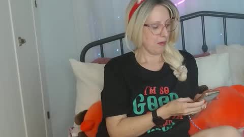 Snapshot of katina_lovejoy chatting on December 21, 2:51 am Katine LoveJoy online show from December 21, 2:51 am