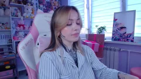 Snapshot of katrinwaifu chatting on October 13, 1:33 pm Katrin online show from October 13, 1:33 pm