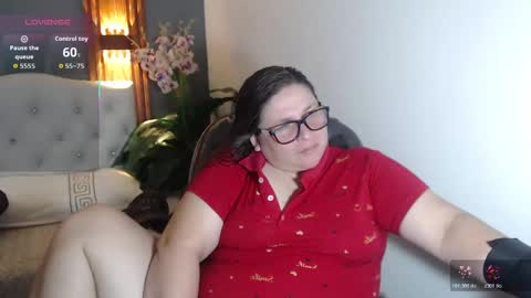 Snapshot of katty_findom_ chatting on November 21, 1:21 pm katty online show from November 21, 1:21 pm