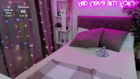 Snapshot of katyaneilson chatting on October 29, 5:53 am Kate online show from October 29, 5:53 am