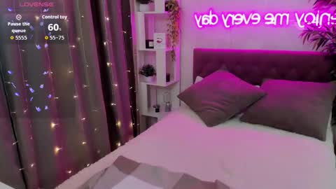 Snapshot of katyaneilson chatting on October 31, 6:58 am Kate online show from October 31, 6:58 am