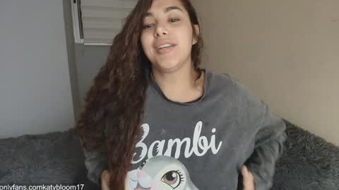 Snapshot of katybloom_ chatting on November 24, 2:00 am online show from November 24, 2:00 am