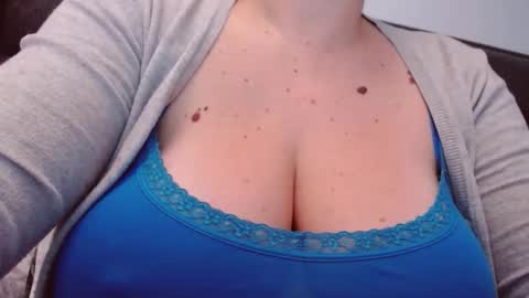 Snapshot of katynextdoor chatting on October 30, 6:37 am Katy online show from October 30, 6:37 am