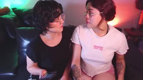 Snapshot of katyxxx_043 chatting on December 3, 2:19 am katyxxx_043 online show from December 3, 2:19 am