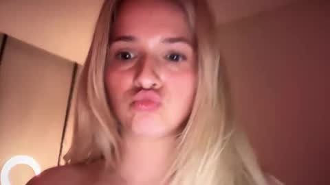 Snapshot of kaylaaaa111 chatting on October 28, 10:19 am khaleesi online show from October 28, 10:19 am