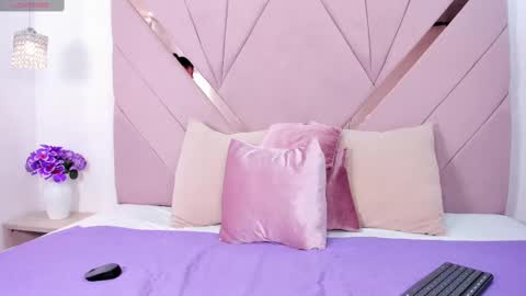 Snapshot of kaylin_jann chatting on September 15, 6:19 pm Kaylin Jann online show from September 15, 6:19 pm