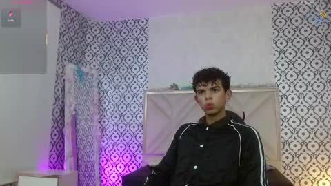 Snapshot of keahi_tay chatting on March 3, 11:49 am keahi online show from March 3, 11:49 am