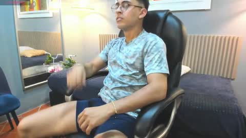 Snapshot of keanu_true chatting on March 2, 10:16 pm KEANU online show from March 2, 10:16 pm