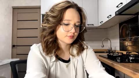 Snapshot of keeshatenn chatting on March 4, 10:10 am Velma online show from March 4, 10:10 am