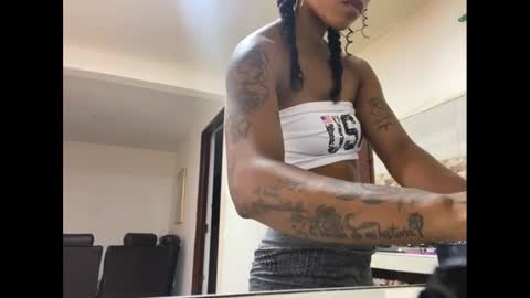 Snapshot of kelly__thomson chatting on January 21, 12:57 am kelly__thomson online show from January 21, 12:57 am