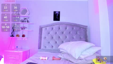 kellyMillian  online show from December 7, 7:43 pm