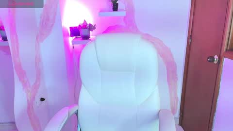 kellyMillian  online show from January 24, 7:49 pm