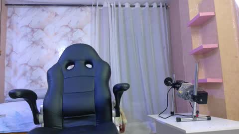 Snapshot of kendall696 chatting on November 18, 1:15 pm kendall696 online show from November 18, 1:15 pm