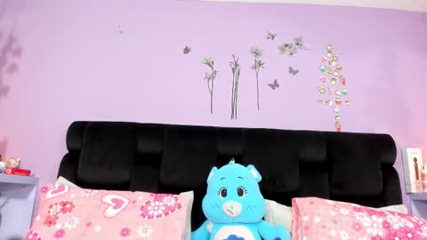 Snapshot of kendallwings chatting on December 4, 6:49 pm kendallwings online show from December 4, 6:49 pm