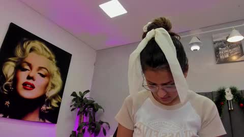 Snapshot of kendra_london chatting on December 20, 11:50 am Kendra London online show from December 20, 11:50 am