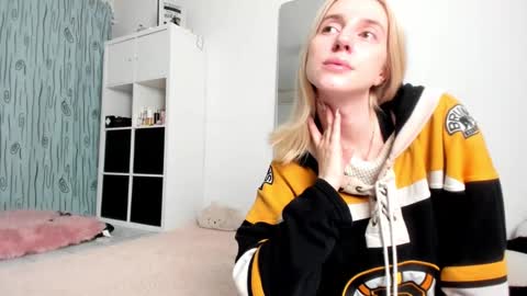 Snapshot of kenziedawton chatting on December 7, 4:42 am Kenzie online show from December 7, 4:42 am