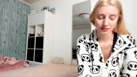 Snapshot of kenziedawton chatting on January 25, 4:45 am Kenzie online show from January 25, 4:45 am