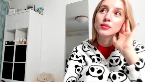 Snapshot of kenziedawton chatting on February 5, 5:09 am Kenzie online show from February 5, 5:09 am