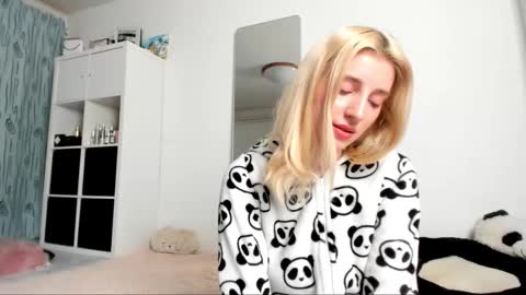 Snapshot of kenziedawton chatting on February 19, 5:49 am Kenzie online show from February 19, 5:49 am