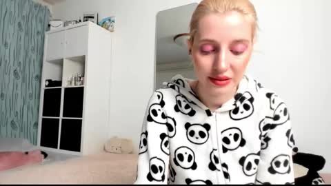 Snapshot of kenziedawton chatting on March 9, 7:12 am Kenzie online show from March 9, 7:12 am