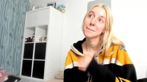 Snapshot of kenziedawton chatting on September 14, 1:32 pm Kenzie online show from September 14, 1:32 pm