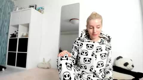 Snapshot of kenziedawton chatting on October 13, 6:24 am Kenzie online show from October 13, 6:24 am