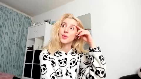 Snapshot of kenziedawton chatting on November 10, 4:44 am Kenzie online show from November 10, 4:44 am