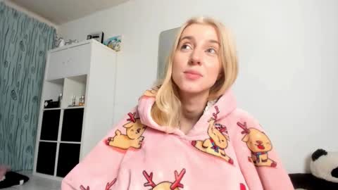 Snapshot of kenziedawton chatting on November 23, 2:39 pm Kenzie online show from November 23, 2:39 pm