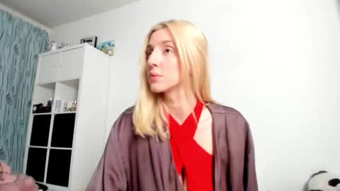 Snapshot of kenziedawton chatting on December 14, 5:02 am Kenzie online show from December 14, 5:02 am